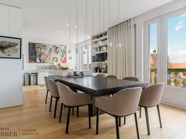 À VENDRE ! Appartement contemporain de 115m2 entièrement rénové avec balcon à proximité de la place de la Répu