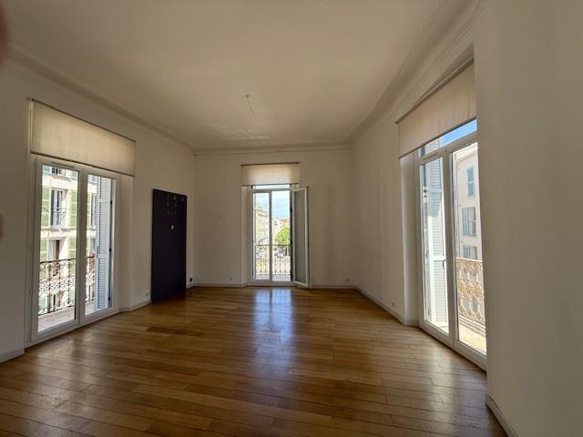 Appartement 121.55 m² 5Pièces Hyères 1 245,27 € HAI* HYERES T5 de 121.55 m² avec balcons