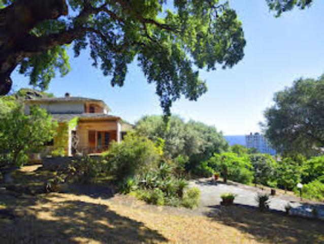 Villa avec jardin et terrasse