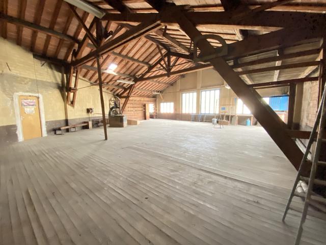 Appartement 150 m2 env, sur 400m2 de garage, emplacement commercial Ideal