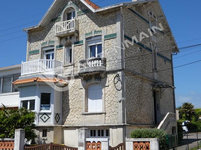 Appartement 1 chambre Etage 1/3 2 parkings