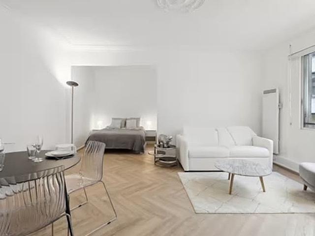 Appartement 1 chambre meublé avec ascenseur et concierge Champs Elysées Paris 8°