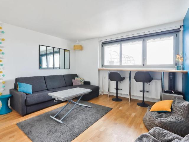 Studio lumineux avec vue et piscine à Paris