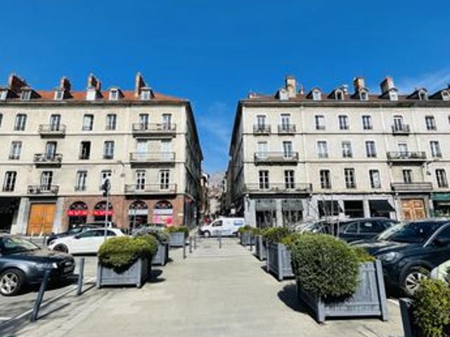 Appartement 1 pièce 150 m²