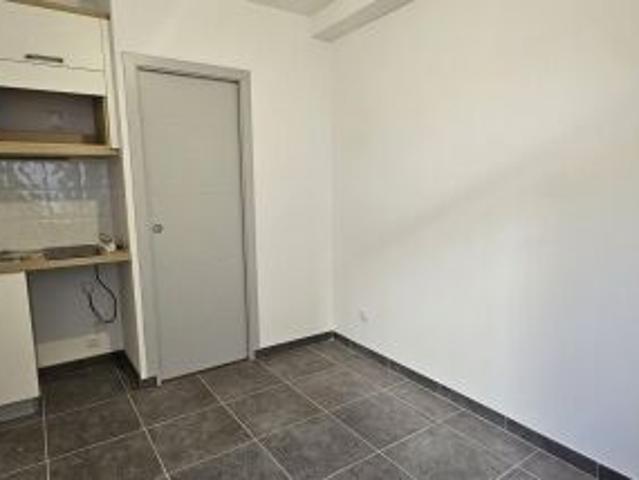Appartement 1 pièce, 11 m² à louer à Oraison 04700