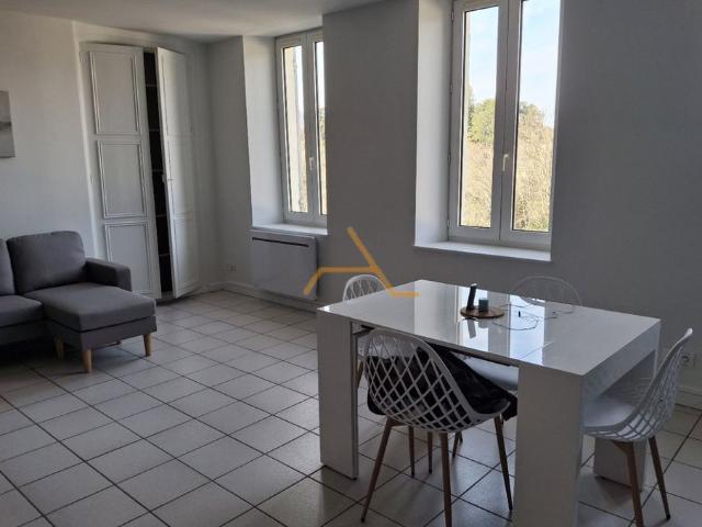 Appartement 1 pièce, 39m²en location à Dieulefit590 € par mois