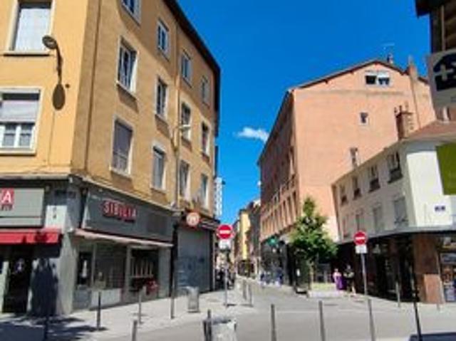 Appartement 1 rue du mail, contre la place de la Croix Rousse, 4é étage, calme absolu, prox métro, bus, magasins, 1 rue du mail