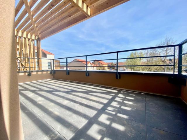 Appartement 1er étage avec balcon et parkings