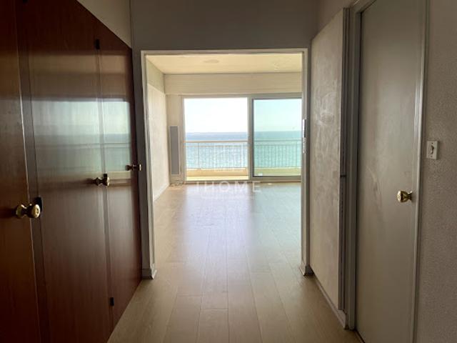 Appartement avec terrasse en bord de mer