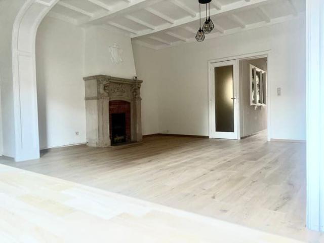 Appartement 2 ch. à Jette avec cheminée et vitrail