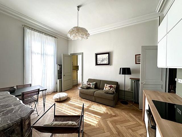 Appartement 2 chambres meublé avec ascenseur, cheminée et local à vélos Lyon 7°