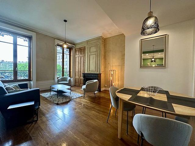 Appartement 2 chambres meublé avec ascenseur et cheminée Lyon 2°
