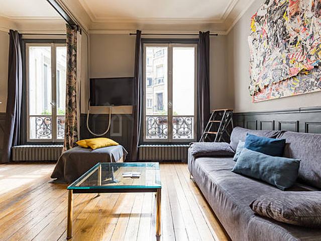 Appartement 2 chambres meublé avec ascenseur et cheminée Paris 9°