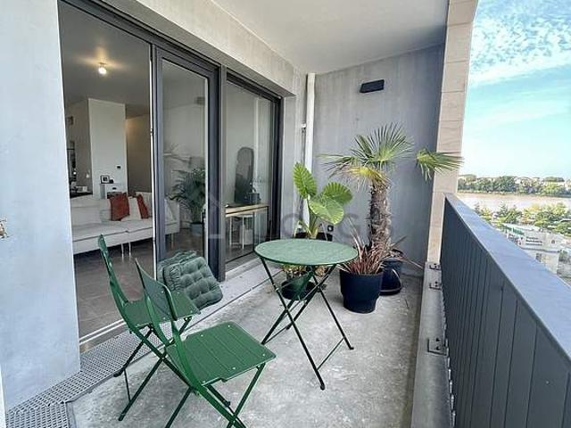 Appartement 2 chambres meublé avec terrasse, ascenseur et place de parking en option Bordeaux 33100