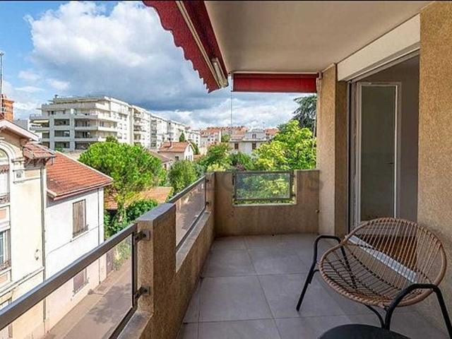 Appartement 2 chambres meublé avec terrasse, ascenseur et place de parking en option Lyon 8°