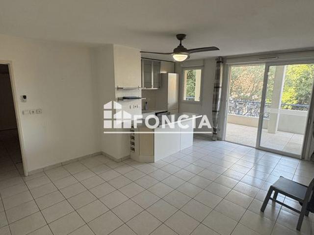 Appartement 2 chambres avec grande terrasse et parking privatif dans une résidence calme et sécurisée