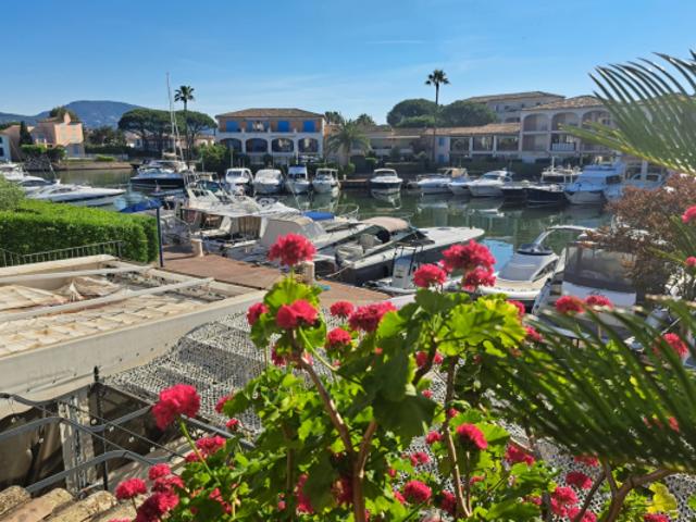 APPARTEMENT 2 CHAMBRES AVEC GRANDE TERRASSE SUR MARINA