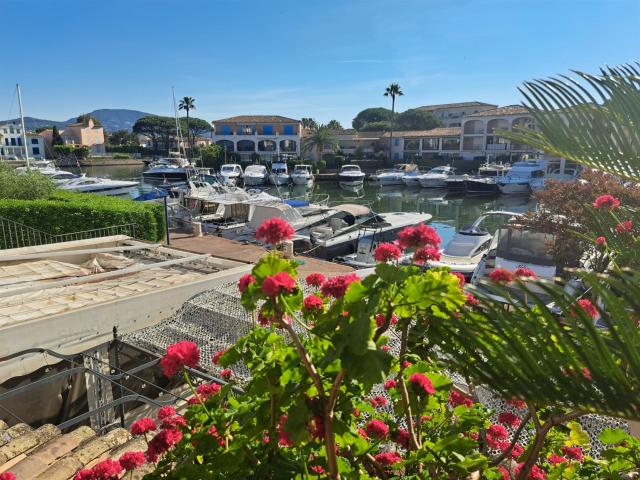 Appartement 2 Chambres Avec Grande Terrasse Sur Marina 50m² Cogolin