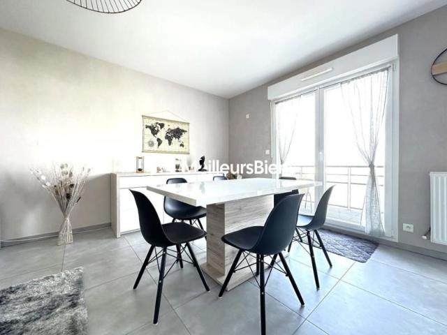 Appartement 2 chambres, balcon + 2 places de parking privatives