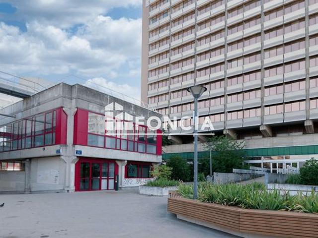 Appartement 2 pièces 44.85 m² – Hypercentre Évry Courcouronnes – Proche gare RER C et université – Parking