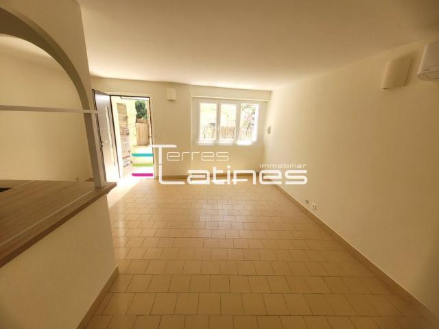 Appartement 2 pièces, 45m² en location à Nimes 590 € par mois