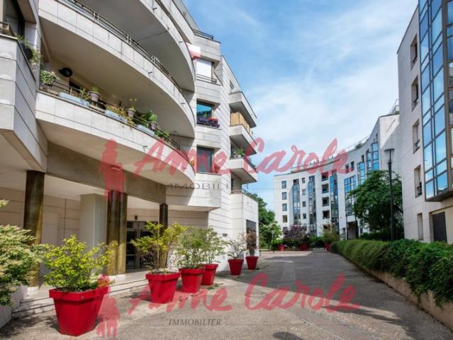 APPARTEMENT 2 PIECES 48 M2 avec balcon cave et parking 2 voi