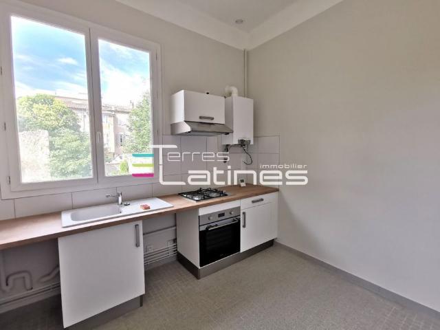 Appartement 2 pièces, 57m² en location à Nimes 579 € par mois