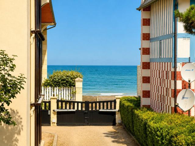 APPARTEMENT 2 PIECES 28M2 ENTIÈREMENT RÉNOVÉ ACCES DIRECT PLAGE + CAVE + PARKING