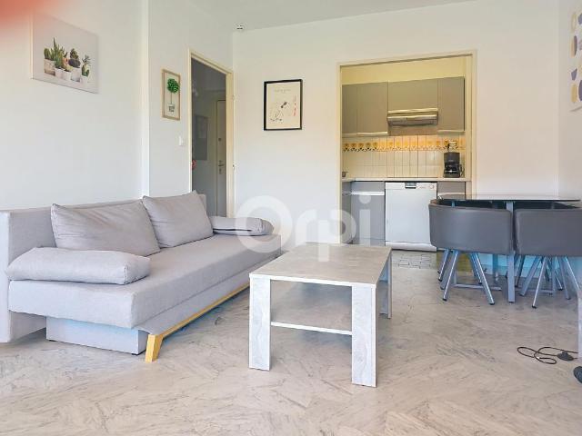 Appartement 2 pièces, 3 eme et dernier étage, parking privatif, 150 m des plages