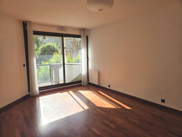Appartement 2 pièces à Paris 75018 balcon et parking dan
