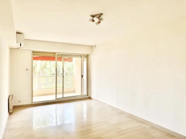 Appartement 2 pièces à rénover avec cuisine séparée, terrass. 49m² Nice