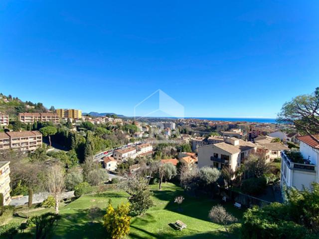 Appartement 2 pièces à vendre à Vence avec vue mer et verdure