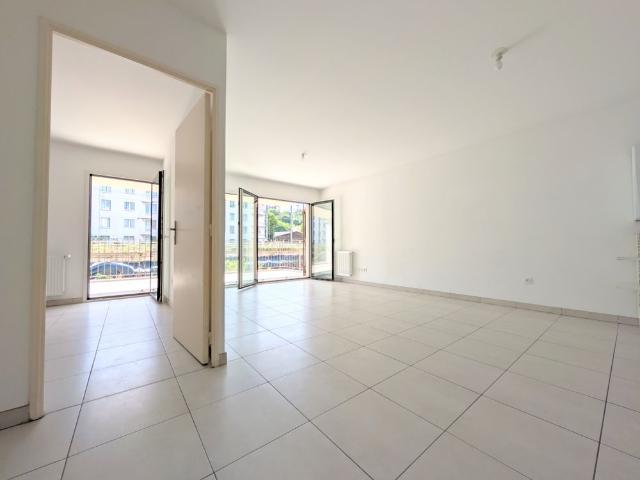 Appartement 2 pièces avec une grande terrasse et un parking