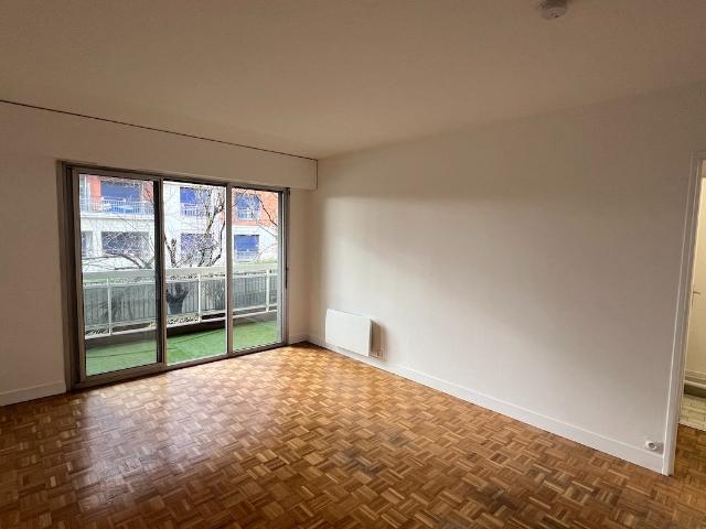 Appartement 2 pièces balcon dans belle résidence, avec cave et garage