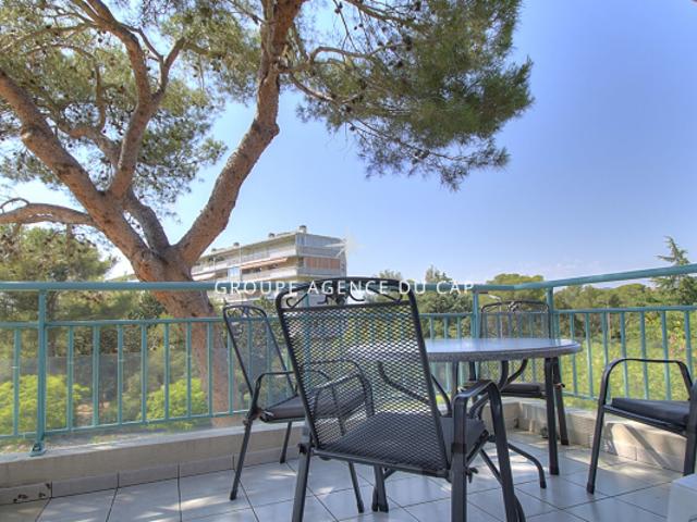 APPARTEMENT 2 PIECES CLIMATISÉ EN DERNIER ETAGE D'UNE RESIDENCE RECENTE AVEC TERRASSE GARAGE ET PISCINE A SAINT RAPHAEL