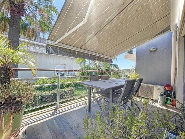 Appartement 2 pièces dans résidence récente avec double garage à Antibes