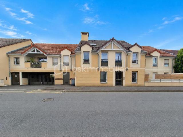 Appartement 2 pièces de 45 m2 avec grande terrasse en plein coeur du vieux Lisses !