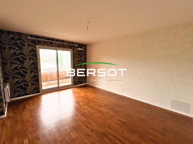 Appartement 2 pièces de 52m2 Lumineux avec balcon, cave et stationnement en sous sol