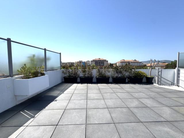 Appartement 2 pièces dernier étage avec rooftop privatif