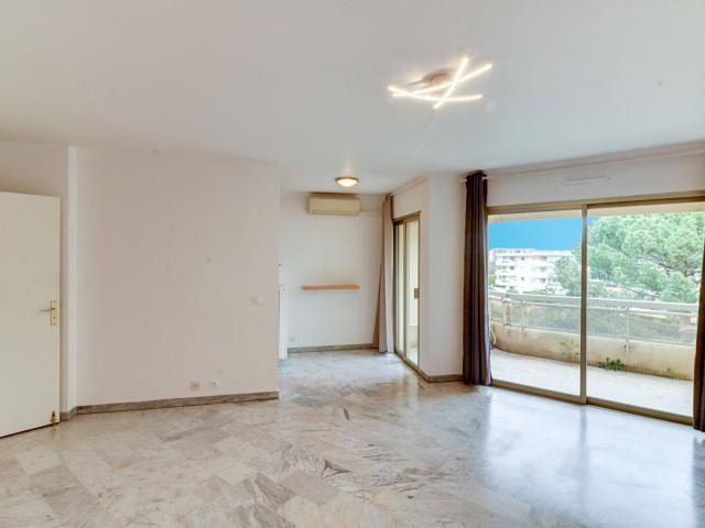 Appartement 2P au dernier étage avec garage et cave dans résidence avec piscine