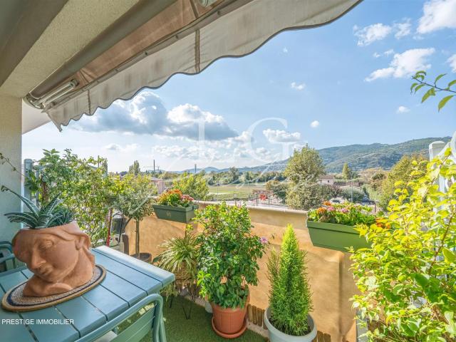 Appartement 2 pièces en dernier étage avec vue dégagée 42m² La Roquette sur Siagne