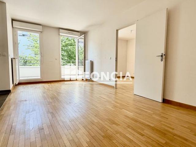 Appartement 2 pièces rénové avec terrasse de 19 m² et parking en sous sol, dans une résidence sécurisée à 5 min du Tram 13 et proche du RER A