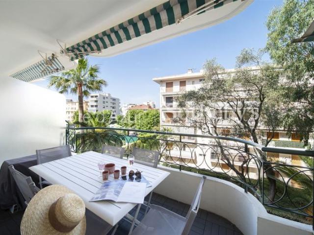Appartement 2 pièces rénové avec terrasse et garage, Cannes cent