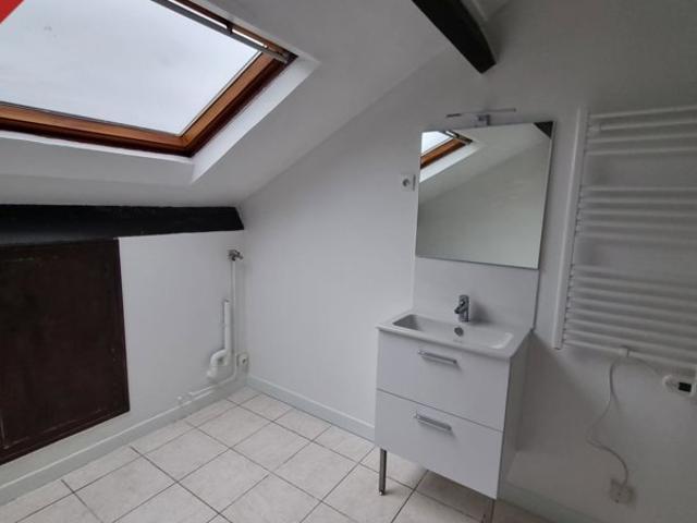 Appartement 2 pièces sous combles avec cave et parking Qu