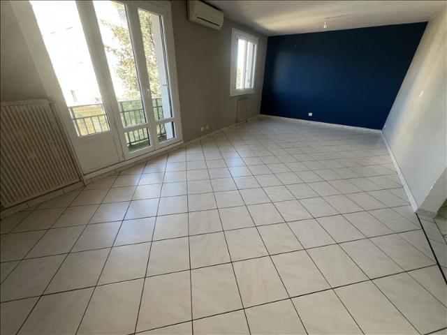 Appartement 2ème étage 80,95 m2 3 pièces Non meublé