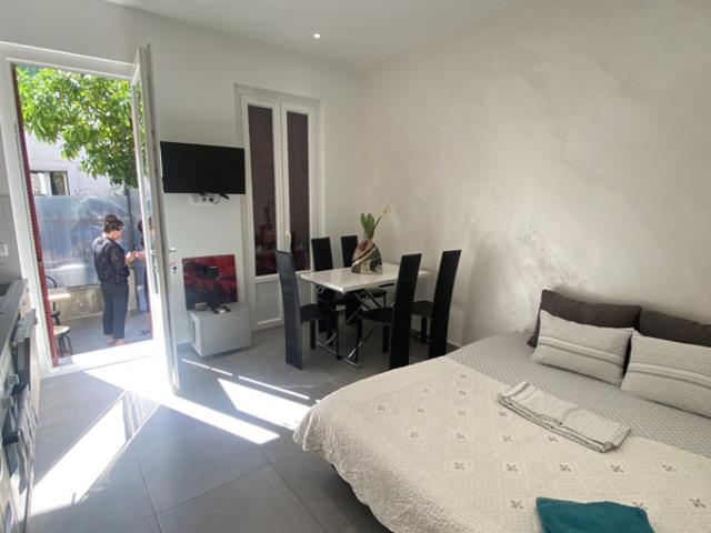 Appartement 2P rénové, rez de jardin Proximité immédiate M
