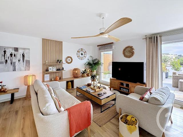 Appartement contemporain avec terrasse et piscine