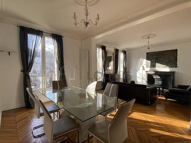 Appartement 3 chambres meublé avec ascenseur, cheminée et local à vélos Montmartre Paris 18°