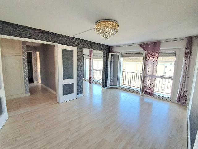 Appartement 3 chambres avec balcon et vue dégagée. Copropriété