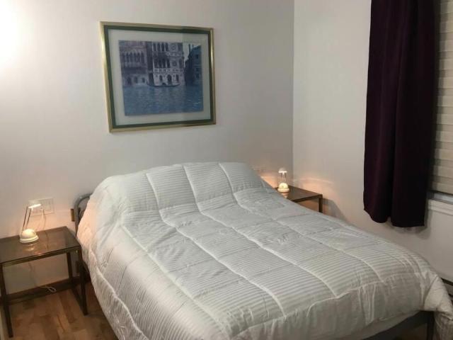 Appartement 3 chambres a coucher plus 3 salles de bain, cuisine, cour